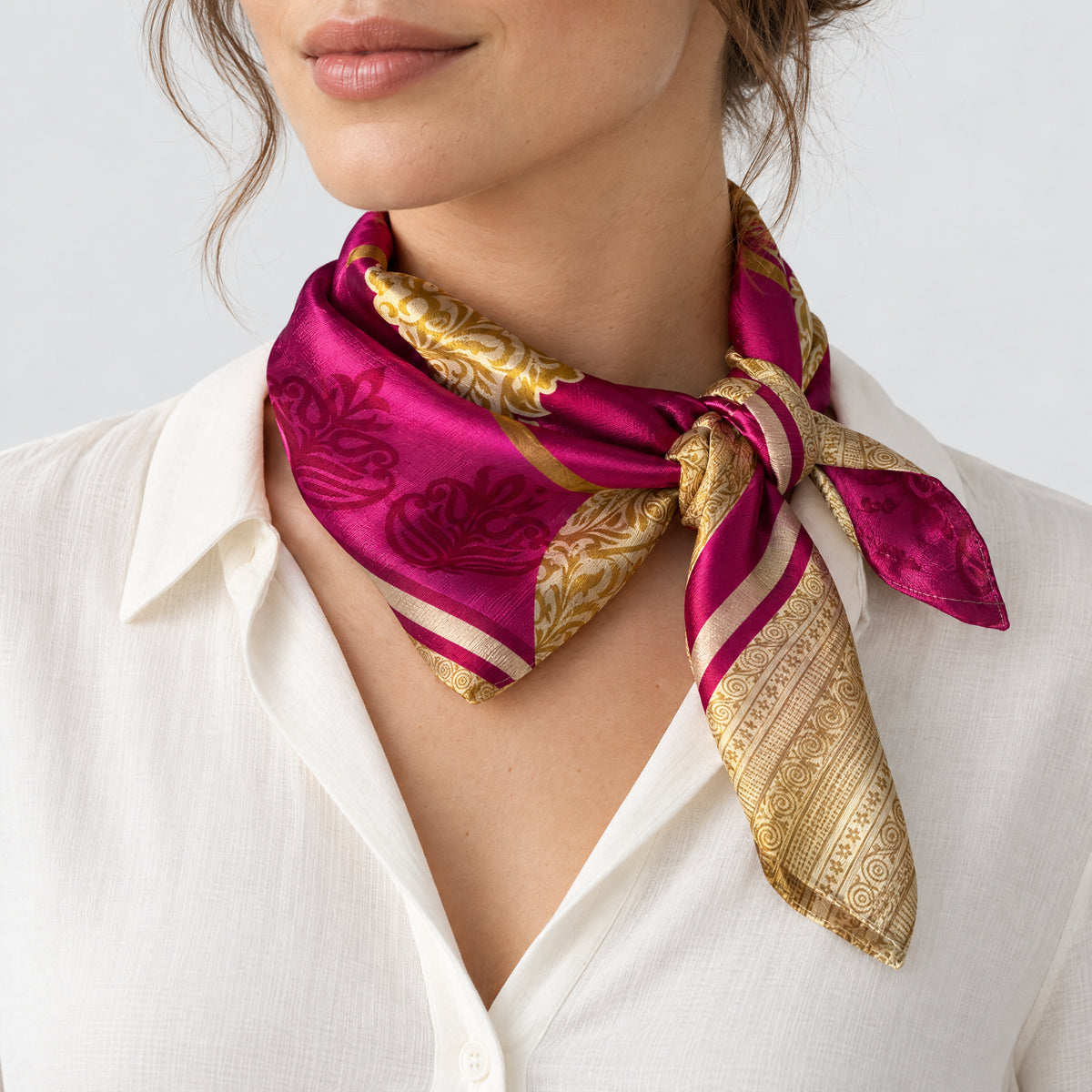 Upcycled Sari-Tuch #1138 aus Vintage-Sari in Bordeaux & Magenta – als Halstuch getragen