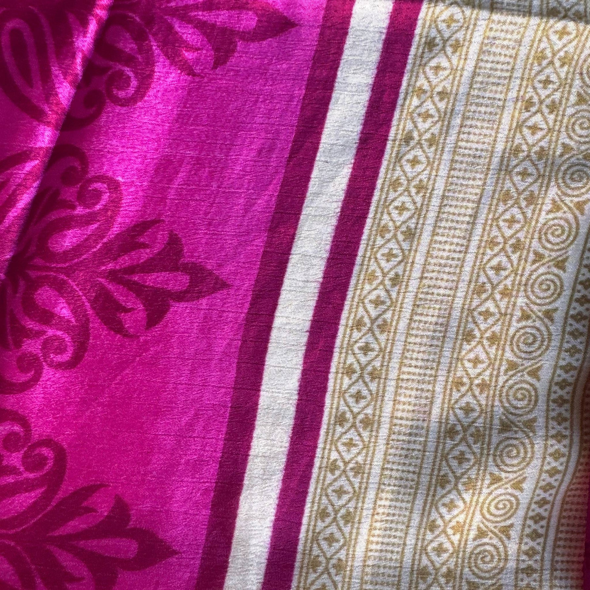 Stoffdetail: upcycelter Sari-Stoff in Bordeaux & Magenta