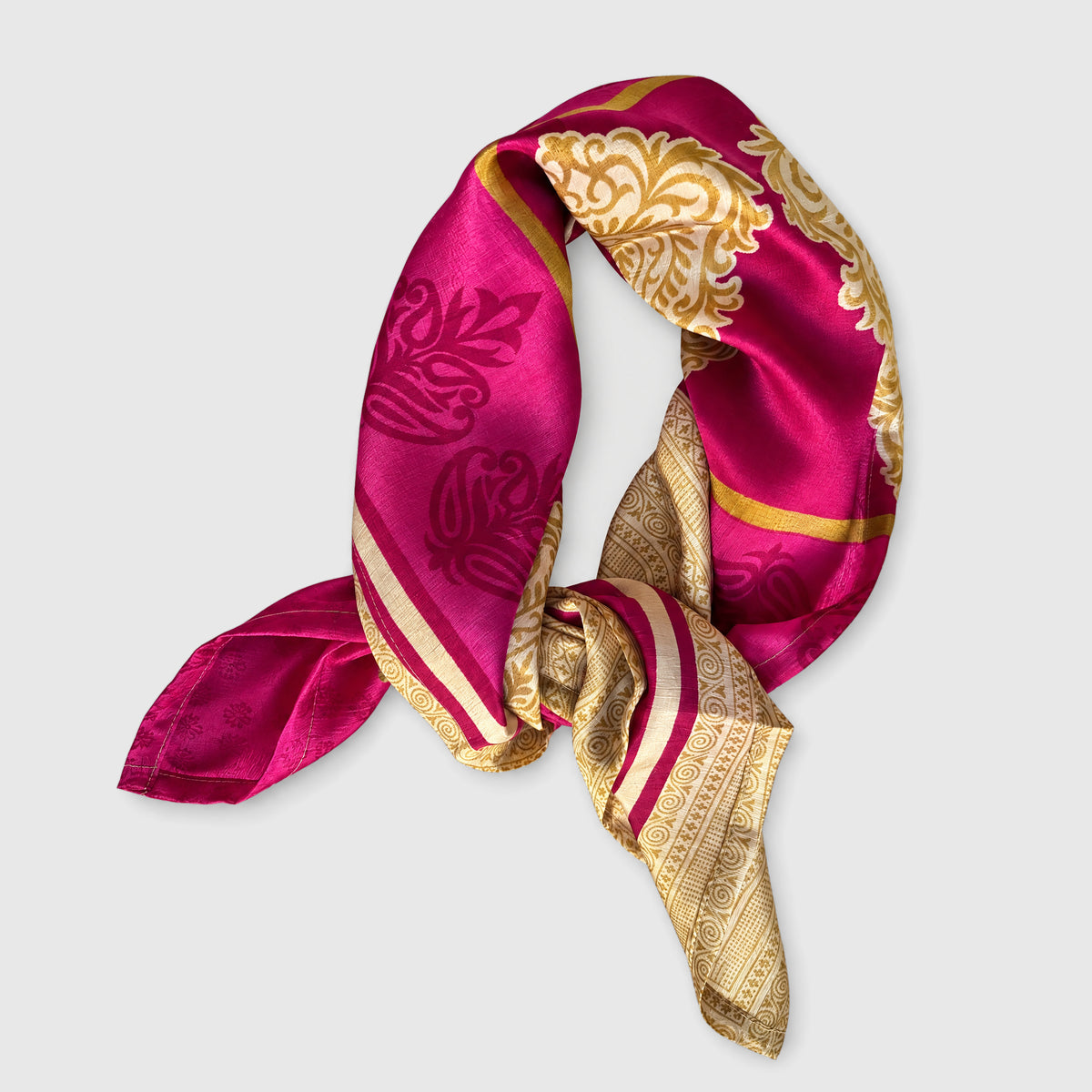 Upcycled Sari-Tuch #1138 aus Vintage-Sari in Bordeaux & Magenta – gebunden