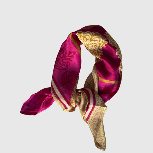 Upcycled Sari-Tuch #1138 aus Vintage-Sari in Bordeaux & Magenta – gebunden