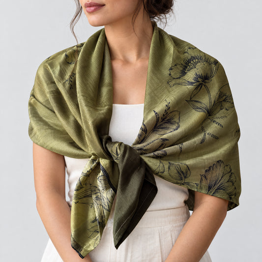 Upcycled Sari-Tuch XL #1200 aus Vintage-Sari in Gold & Creme – als Schultertuch getragen