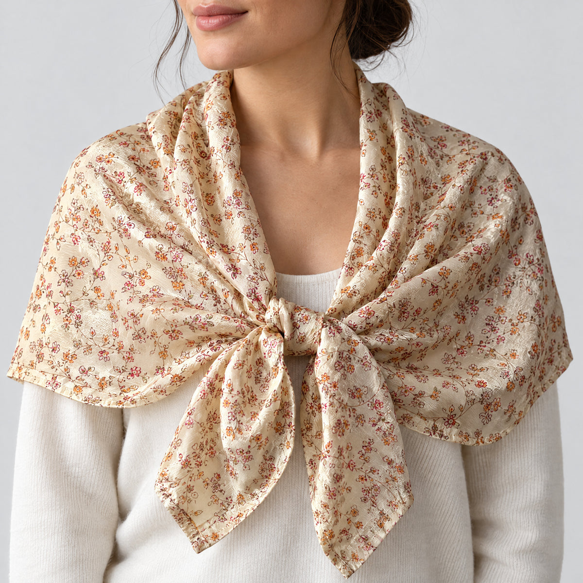 Upcycled Sari-Tuch XL #1201 aus Vintage-Sari in Braun & Creme – als Schultertuch getragen