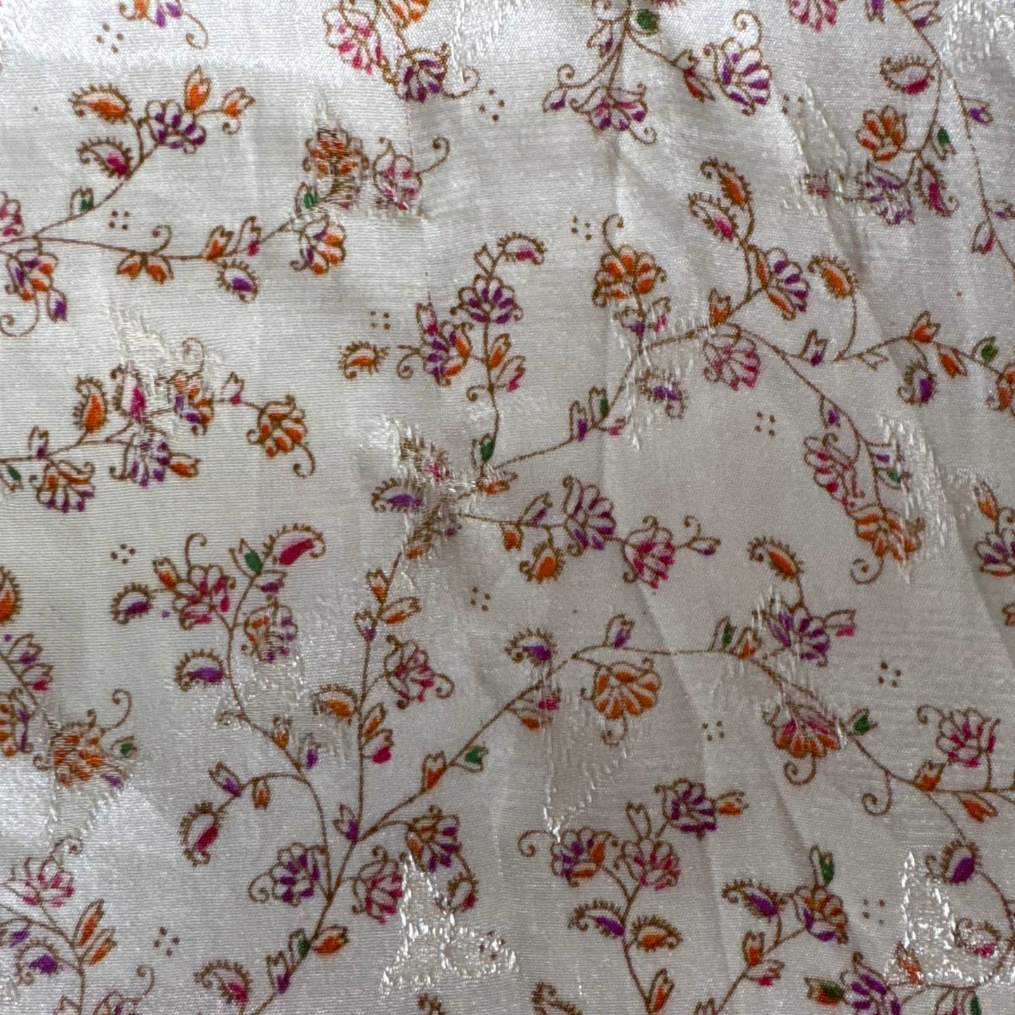 Stoffdetail: upcycelter Sari-Stoff in Braun & Creme