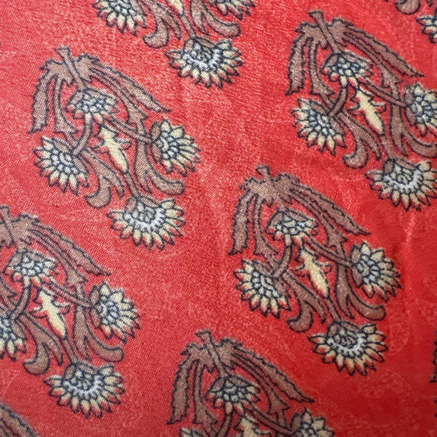 Stoffdetail: upcycelter Sari-Stoff in Rot