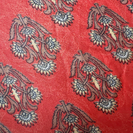 Stoffdetail: upcycelter Sari-Stoff in Rot