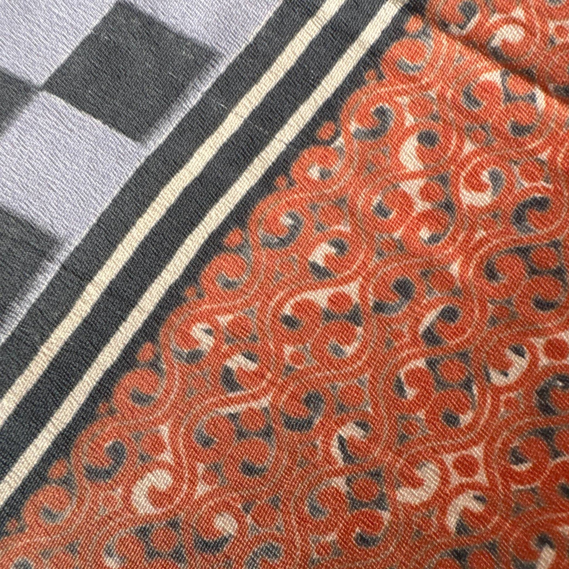 Stoffdetail: upcycelter Sari-Stoff in Rot