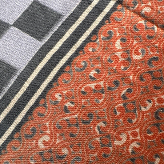 Stoffdetail: upcycelter Sari-Stoff in Rot