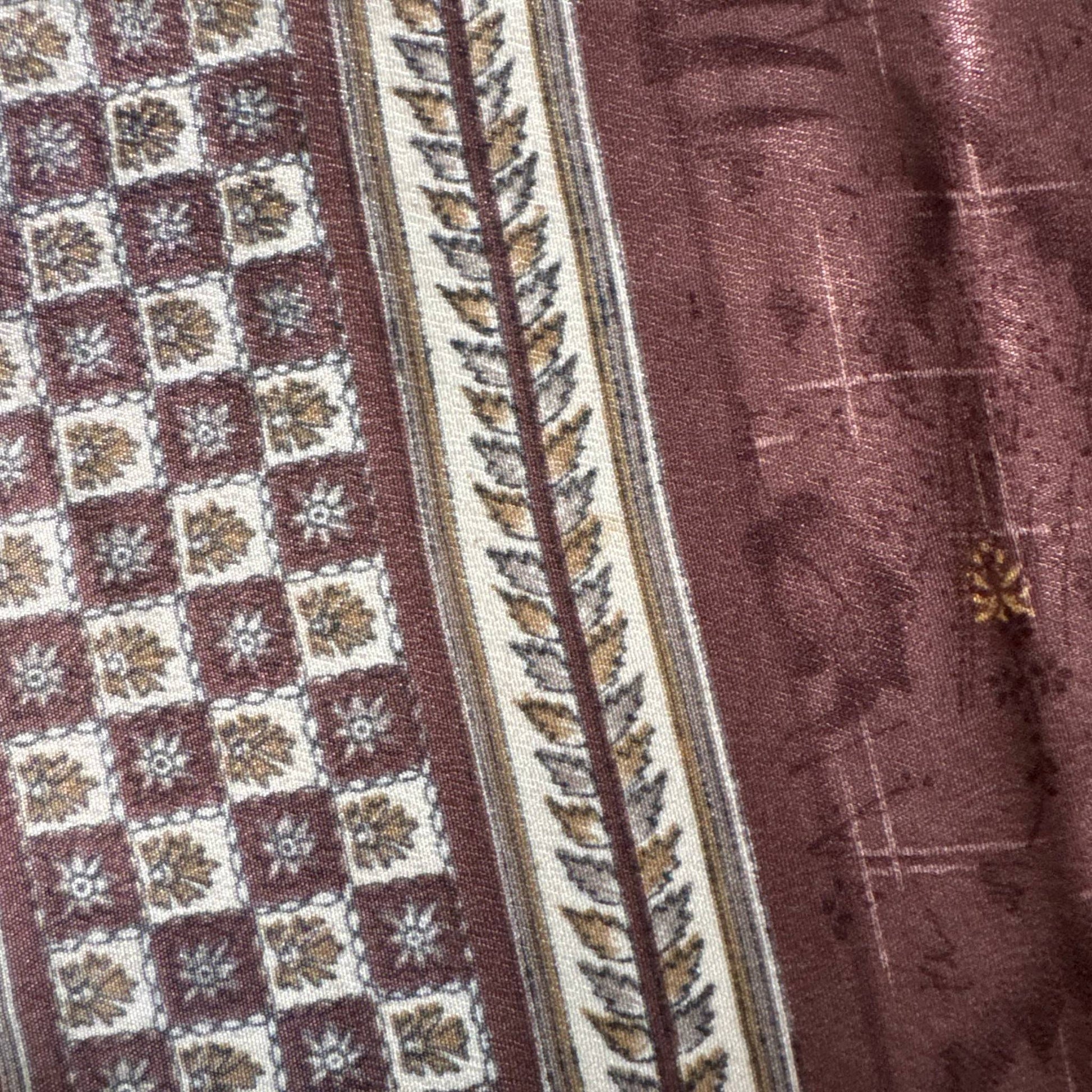 Stoffdetail: upcycelter Sari-Stoff in Rot & Creme