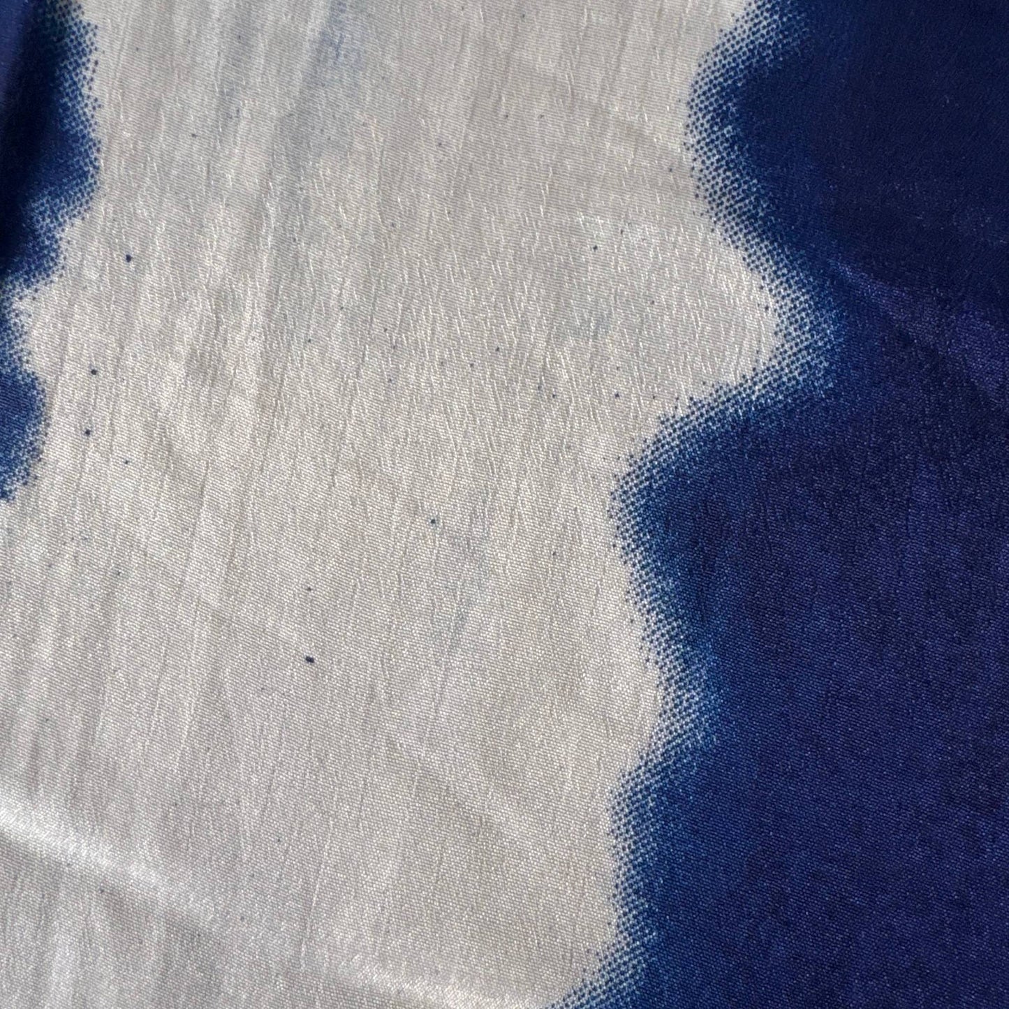 Stoffdetail: upcycelter Sari-Stoff in Silber & Blau