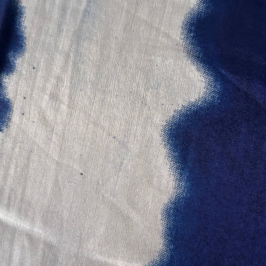 Stoffdetail: upcycelter Sari-Stoff in Silber & Blau