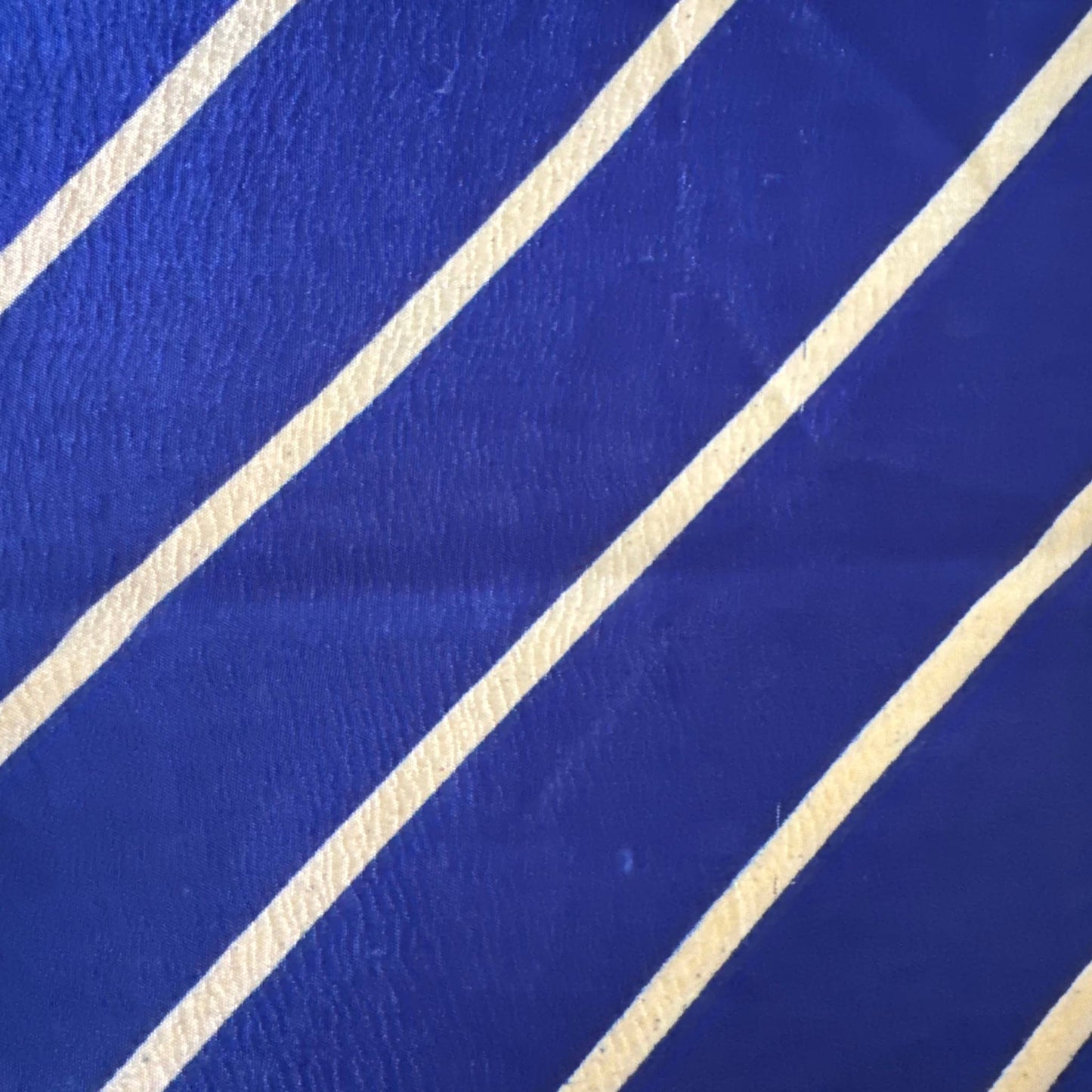 Stoffdetail: upcycelter Sari-Stoff in Blau