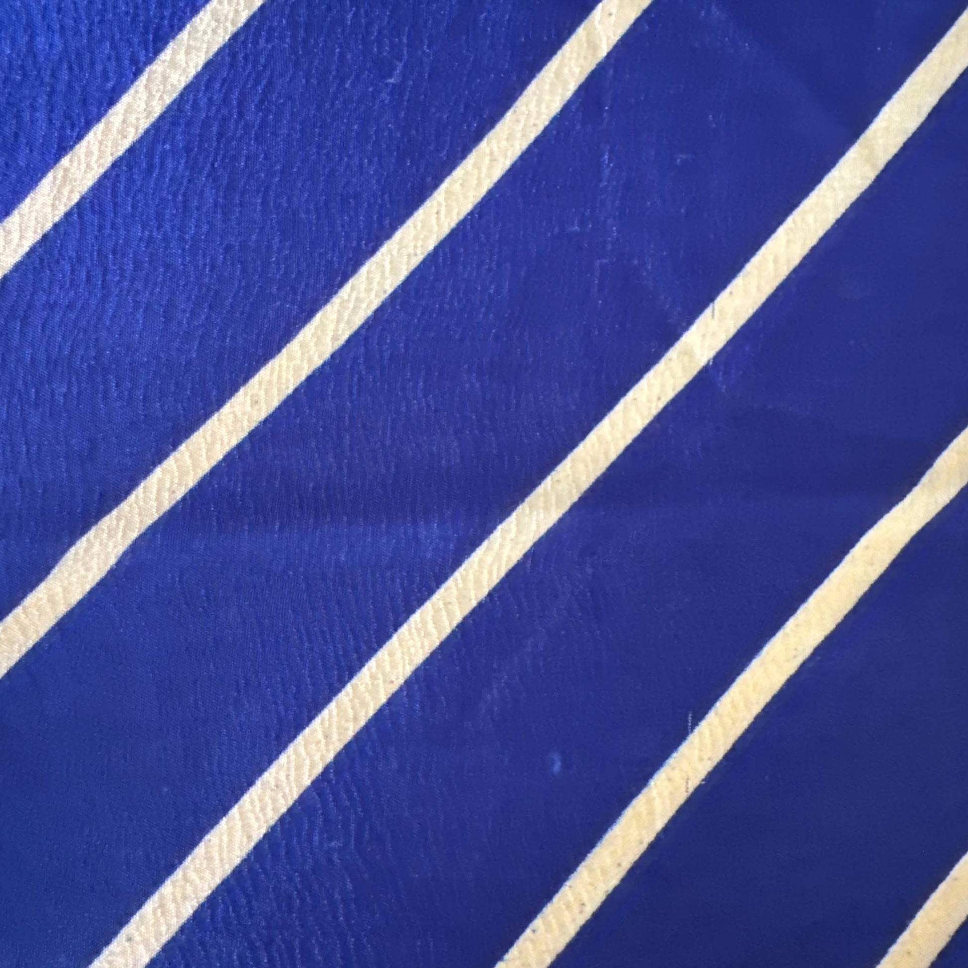 Stoffdetail: upcycelter Sari-Stoff in Blau