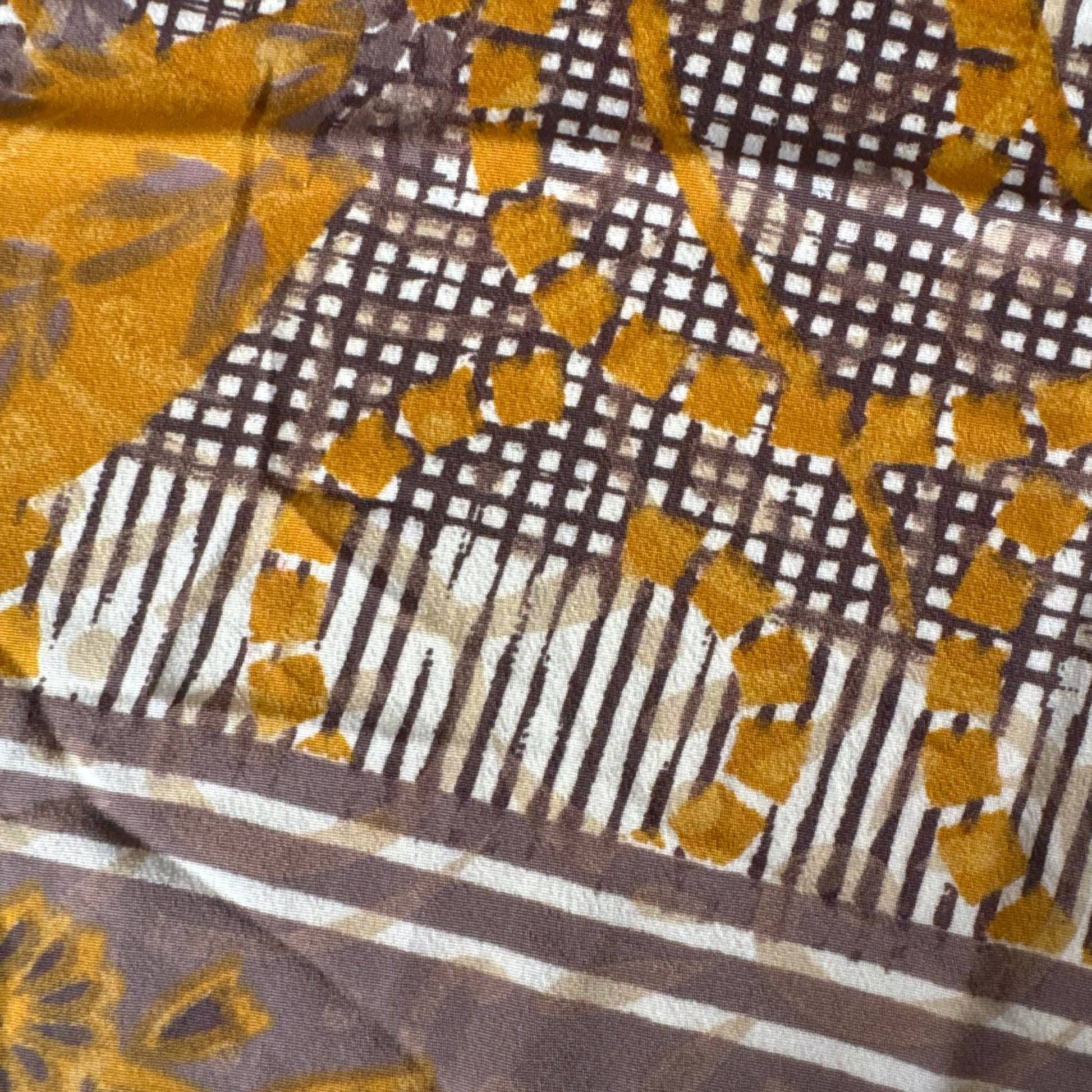 Stoffdetail: upcycelter Sari-Stoff in Braun & Beige