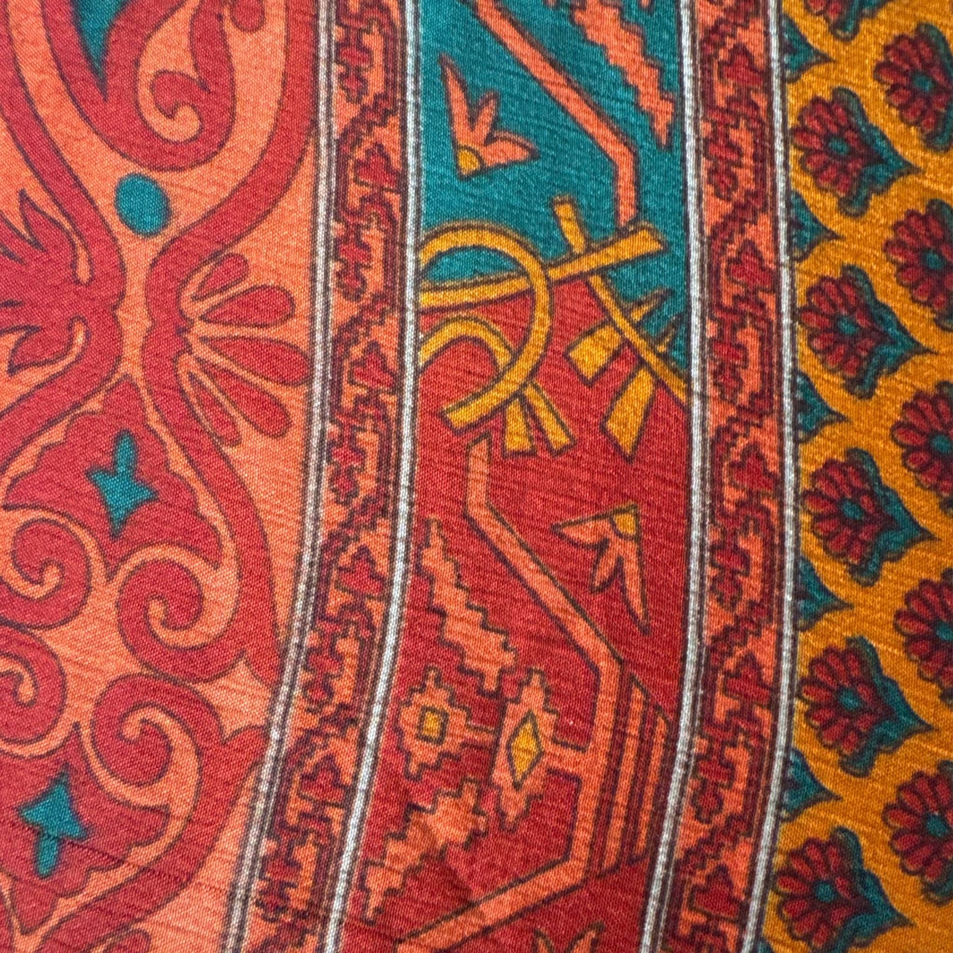 Stoffdetail: upcycelter Sari-Stoff in Rot