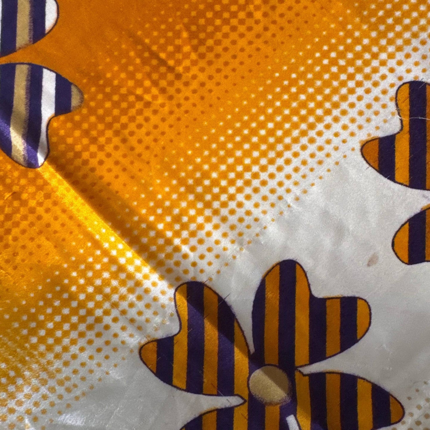 Stoffdetail: upcycelter Sari-Stoff in Orange & Pink