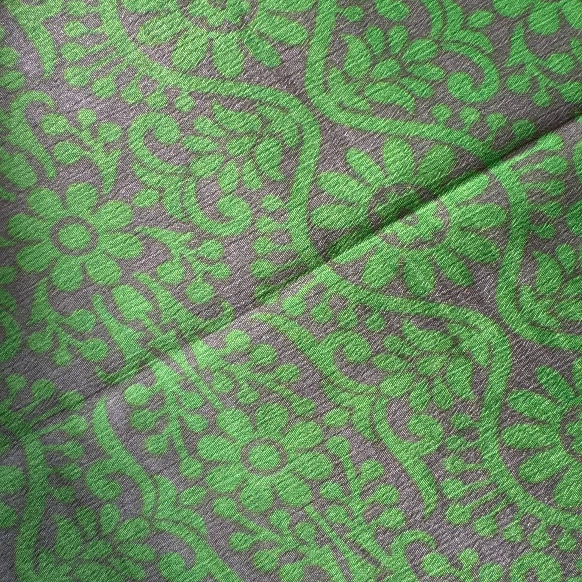 Stoffdetail: upcycelter Sari-Stoff in Grün
