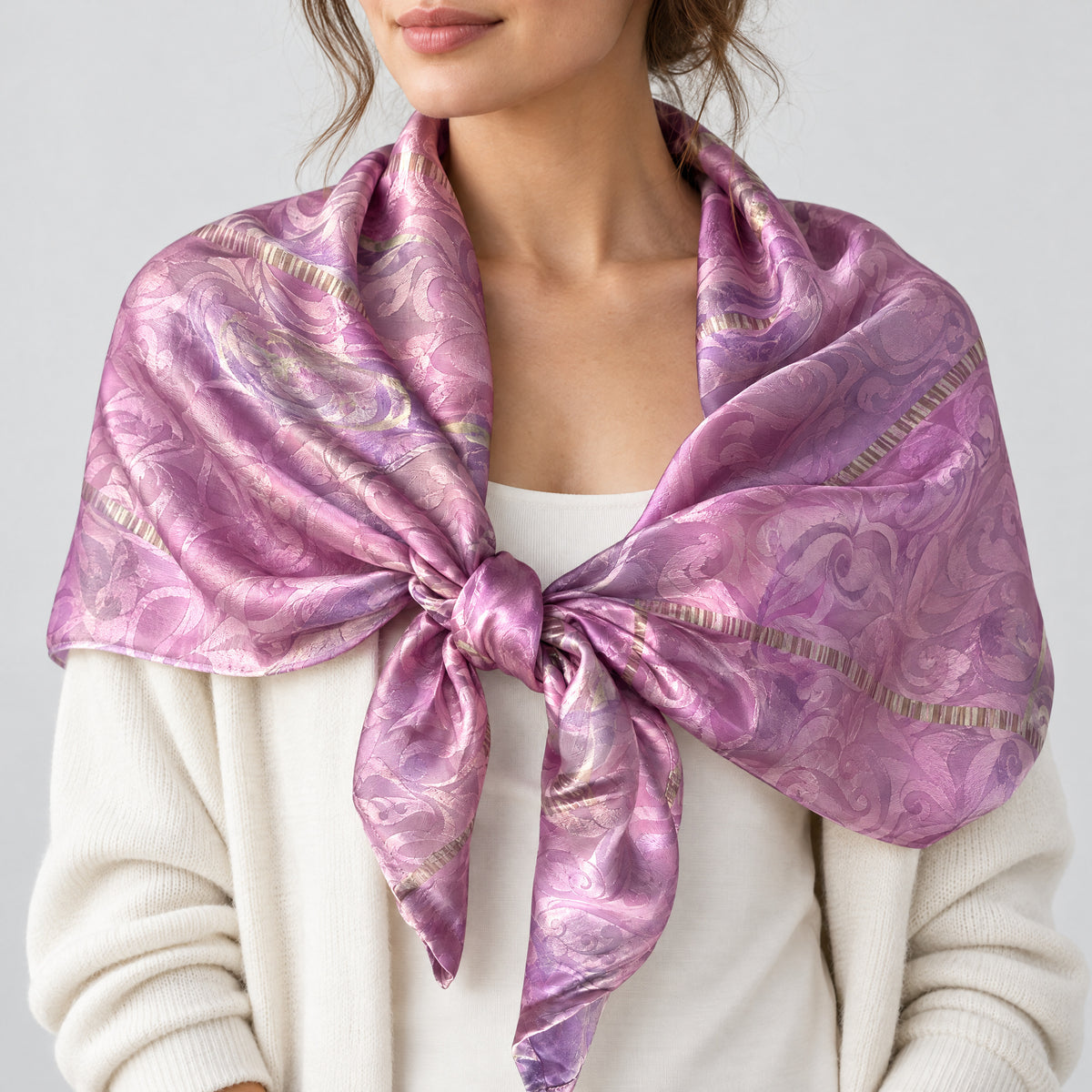 Upcycled Sari-Tuch XL #1217 aus Vintage-Sari in Magenta & Lila – als Schultertuch getragen