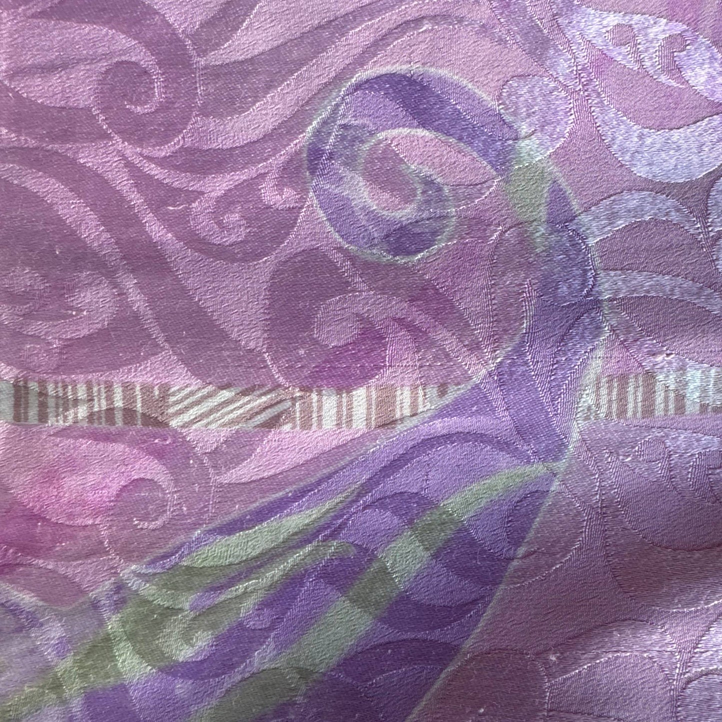 Stoffdetail: upcycelter Sari-Stoff in Magenta & Lila
