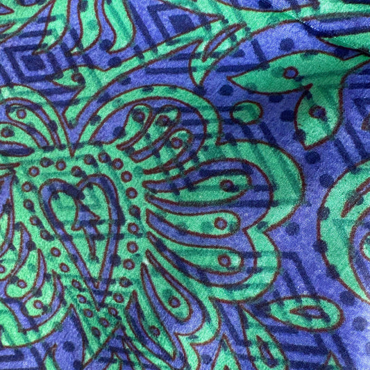 Stoffdetail: upcycelter Sari-Stoff in Blau & Türkis