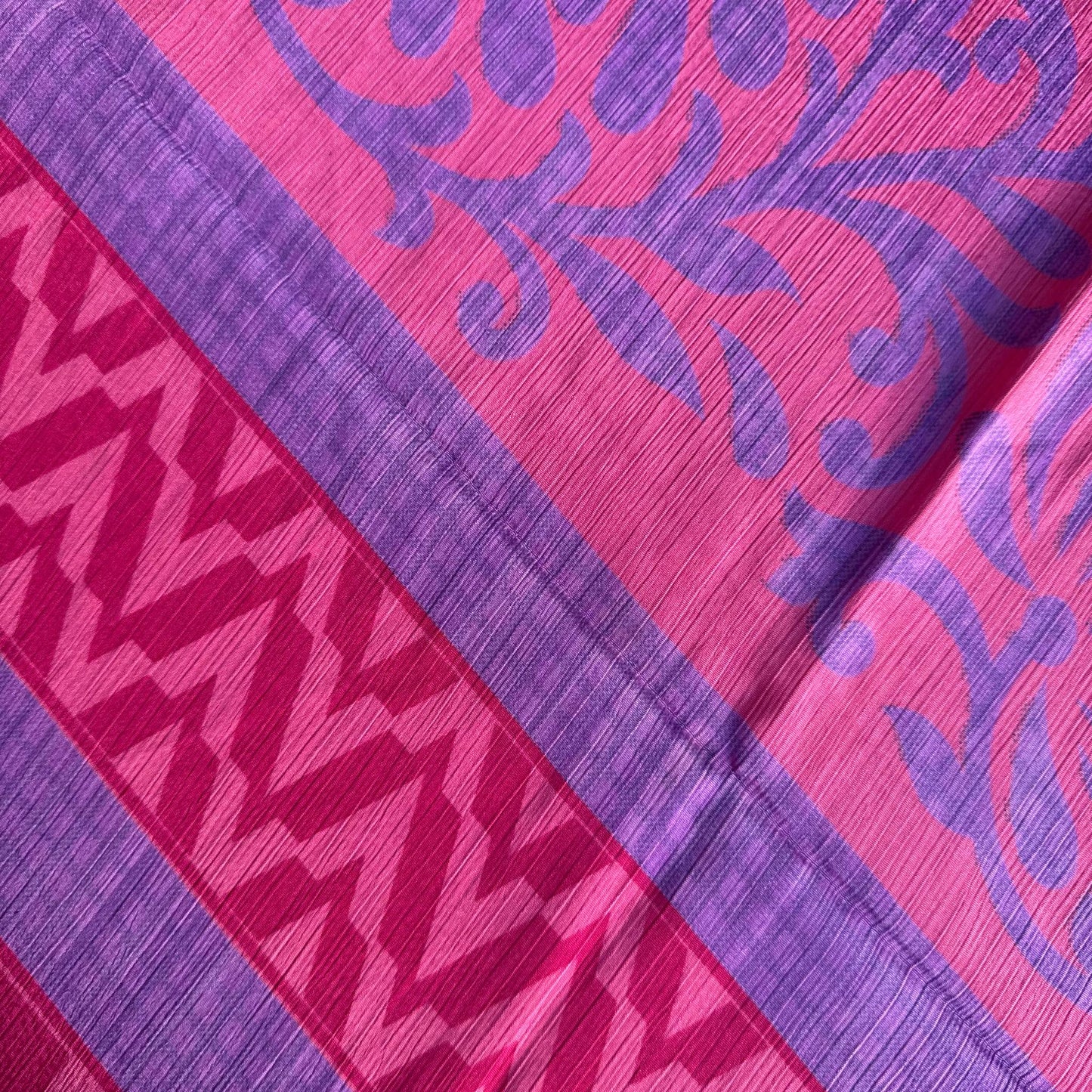 Stoffdetail: upcycelter Sari-Stoff in Magenta & Lila