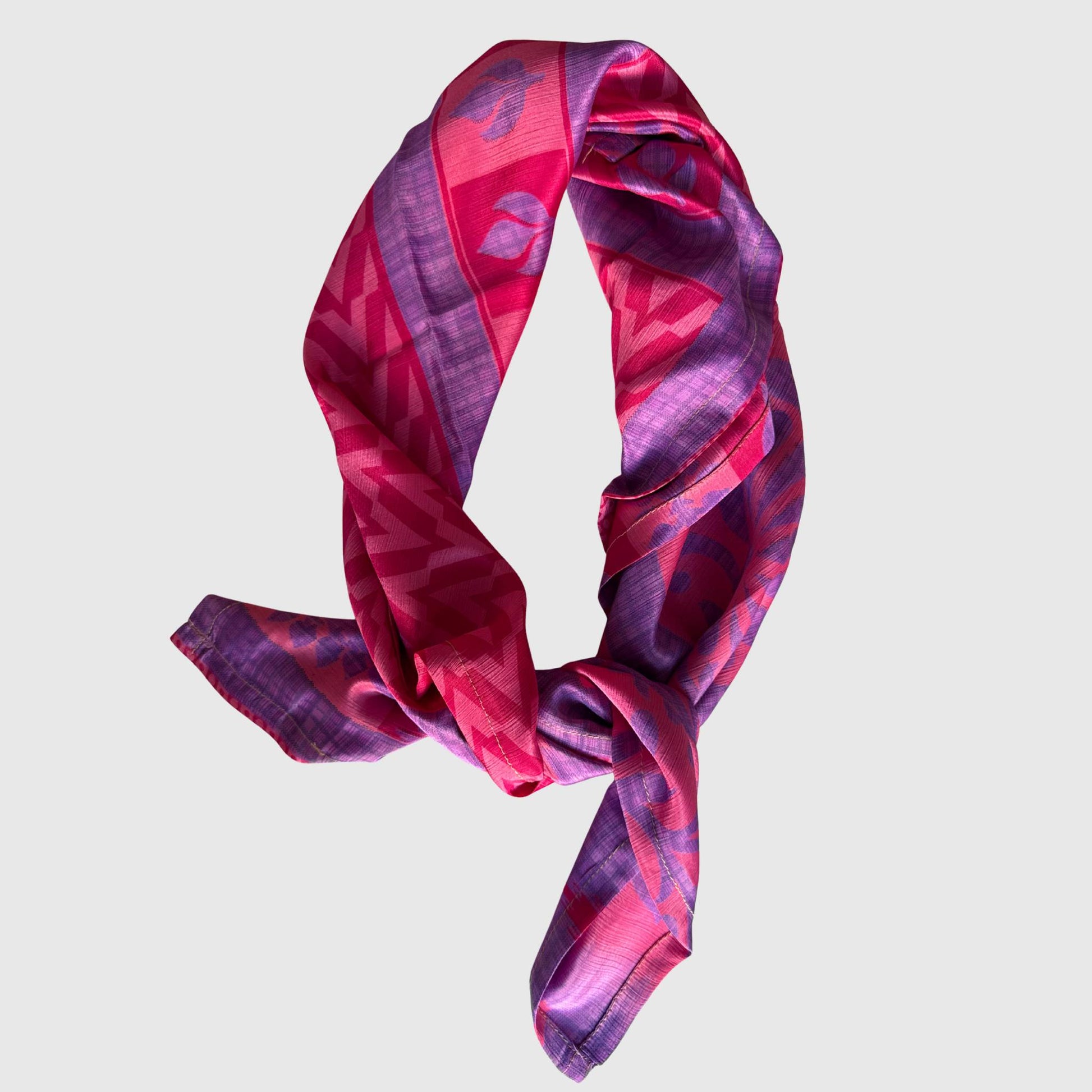 Upcycled Sari-Tuch XL #1220 aus Vintage-Sari in Magenta & Lila – gebunden