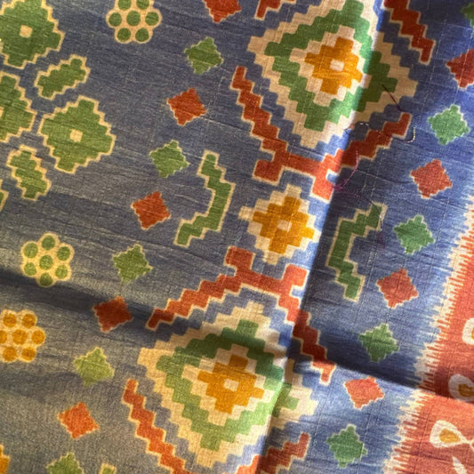 Stoffdetail: upcycelter Sari-Stoff in Orange & Gold