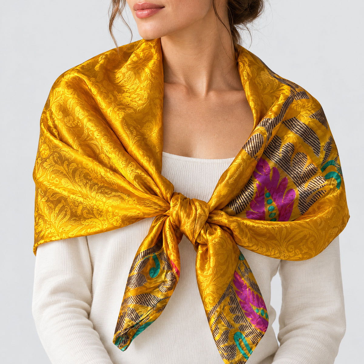 Upcycled Sari-Tuch XL #1226 aus Vintage-Sari in Gold & Braun – als Schultertuch getragen