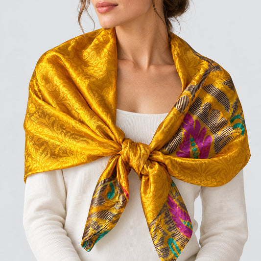 Upcycled Sari-Tuch XL #1226 aus Vintage-Sari in Gold & Braun – als Schultertuch getragen