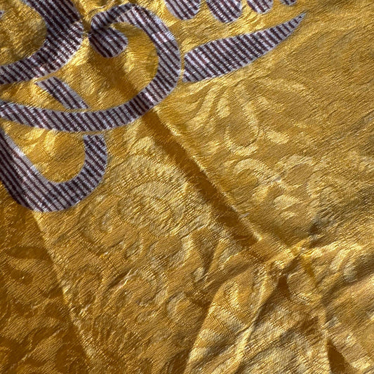 Stoffdetail: upcycelter Sari-Stoff in Gold & Braun