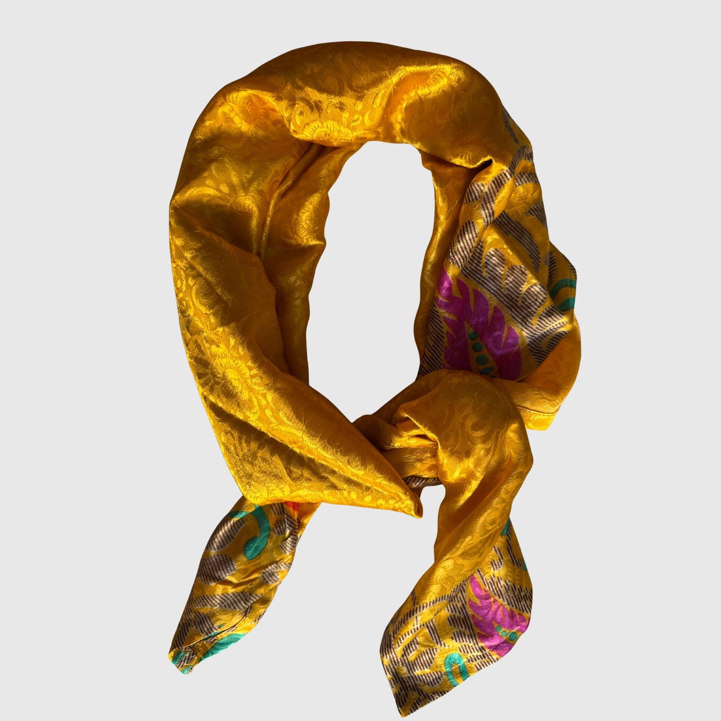 Upcycled Sari-Tuch XL #1226 aus Vintage-Sari in Gold & Braun – gebunden