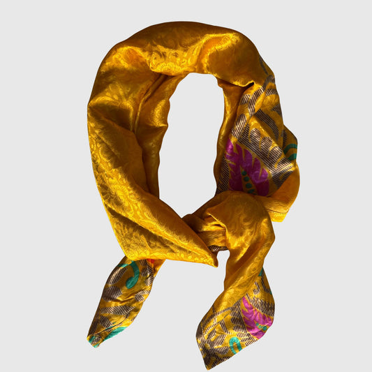 Upcycled Sari-Tuch XL #1226 aus Vintage-Sari in Gold & Braun – gebunden