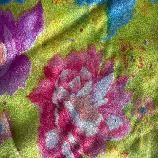 Stoffdetail: upcycelter Sari-Stoff in Pink & Grün