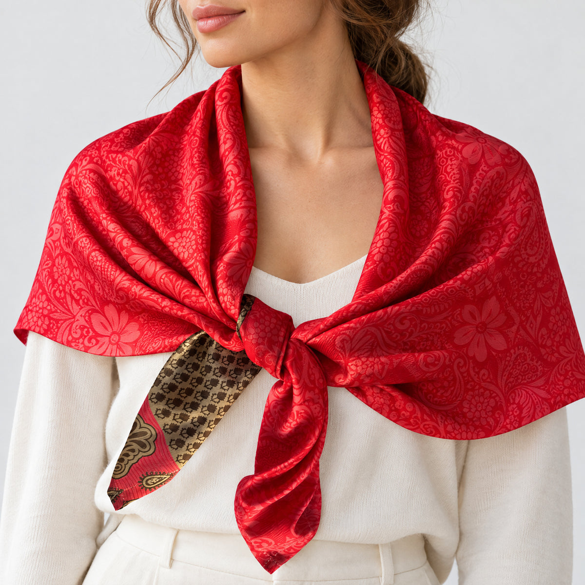 Upcycled Sari-Tuch XL #1228 aus Vintage-Sari in Rot & Grau – als Schultertuch getragen
