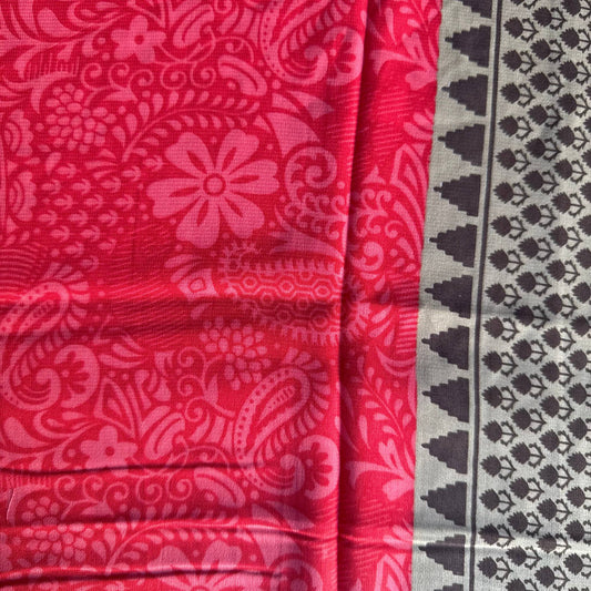 Stoffdetail: upcycelter Sari-Stoff in Rot & Grau