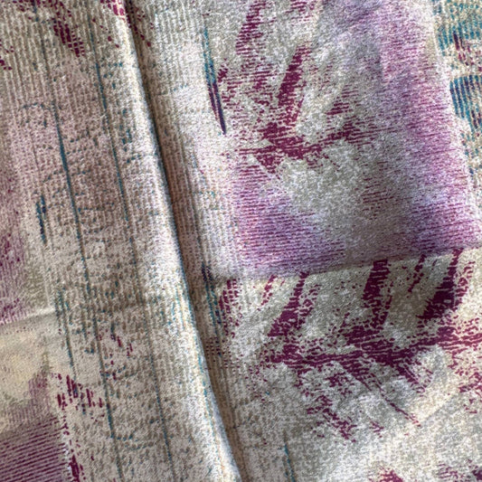 Stoffdetail: upcycelter Sari-Stoff in Grau & Rosa