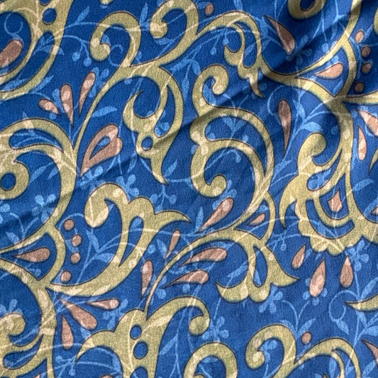 Stoffdetail: upcycelter Sari-Stoff in Blau & Gold