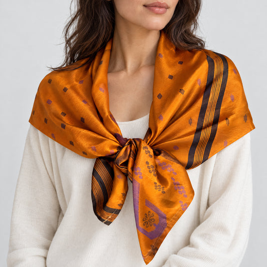 Upcycled Sari-Tuch XL #1233 aus Vintage-Sari in Orange – als Schultertuch getragen