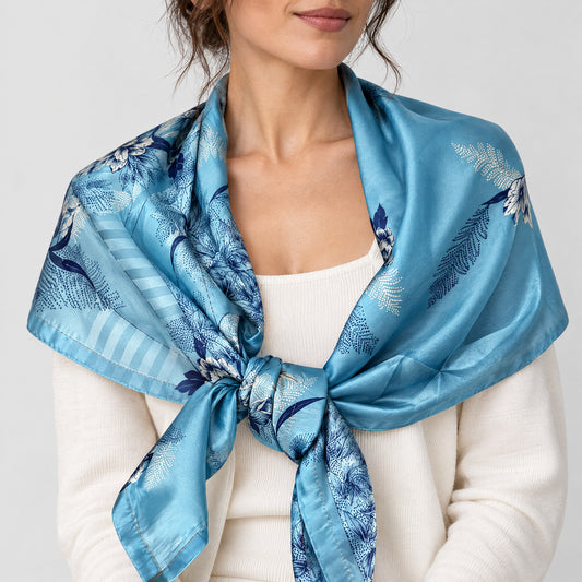 Upcycled Sari-Tuch XL #1234 aus Vintage-Sari in Blau – als Schultertuch getragen