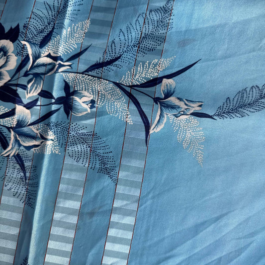 Stoffdetail: upcycelter Sari-Stoff in Blau