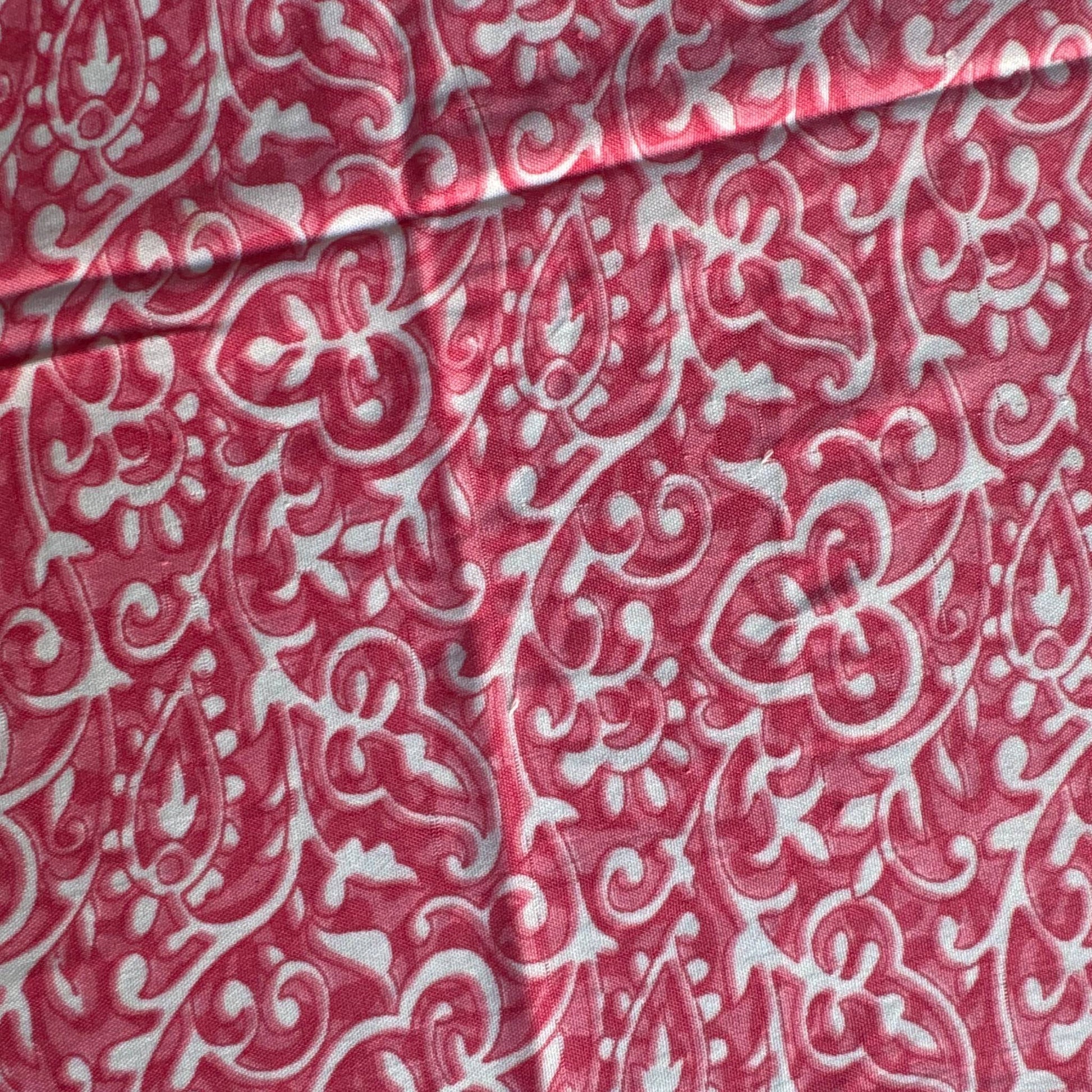 Stoffdetail: upcycelter Sari-Stoff in Rot & Magenta