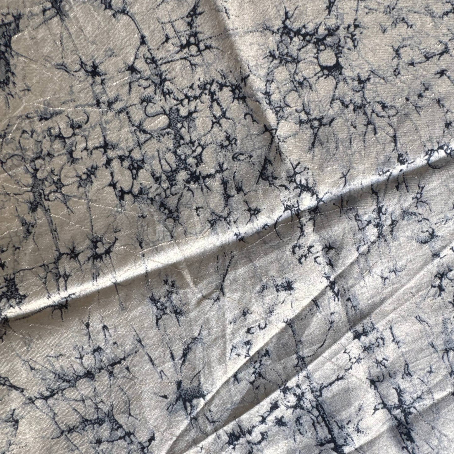 Stoffdetail: upcycelter Sari-Stoff in Grau