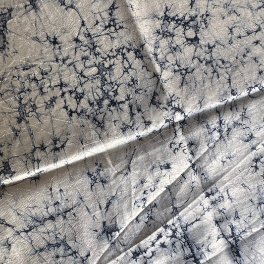 Stoffdetail: upcycelter Sari-Stoff in Grau
