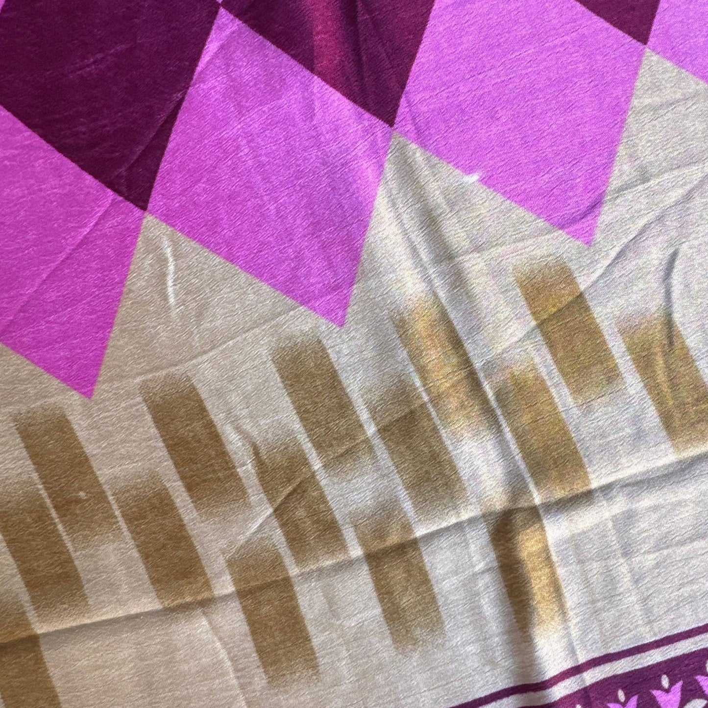 Stoffdetail: upcycelter Sari-Stoff in Magenta & Orange