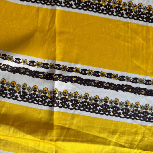 Stoffdetail: upcycelter Sari-Stoff in Ocker & Schwarz