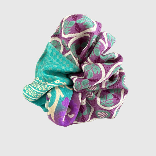 Upcycled Scrunchie #1000 aus Vintage-Sari in Türkis & Violett