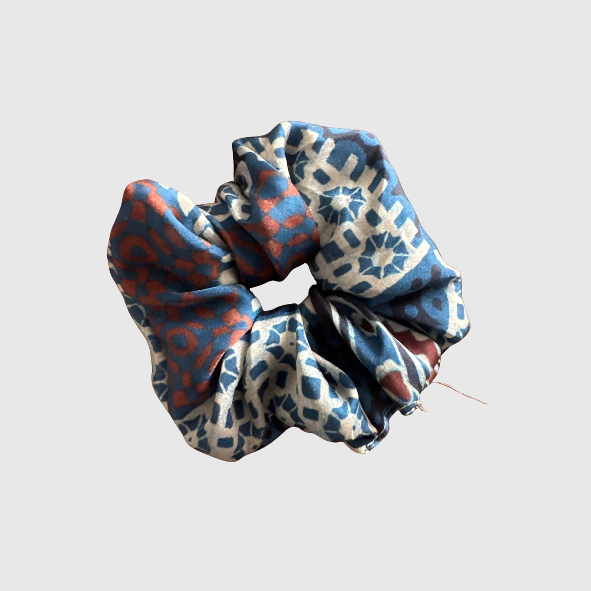 Upcycled Scrunchie #1005 aus Vintage-Sari in Schwarz & Silber