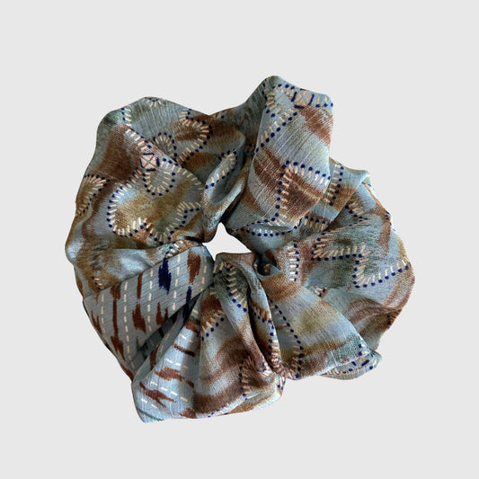Upcycled Scrunchie #1021 aus Vintage-Sari in Grau & Braun