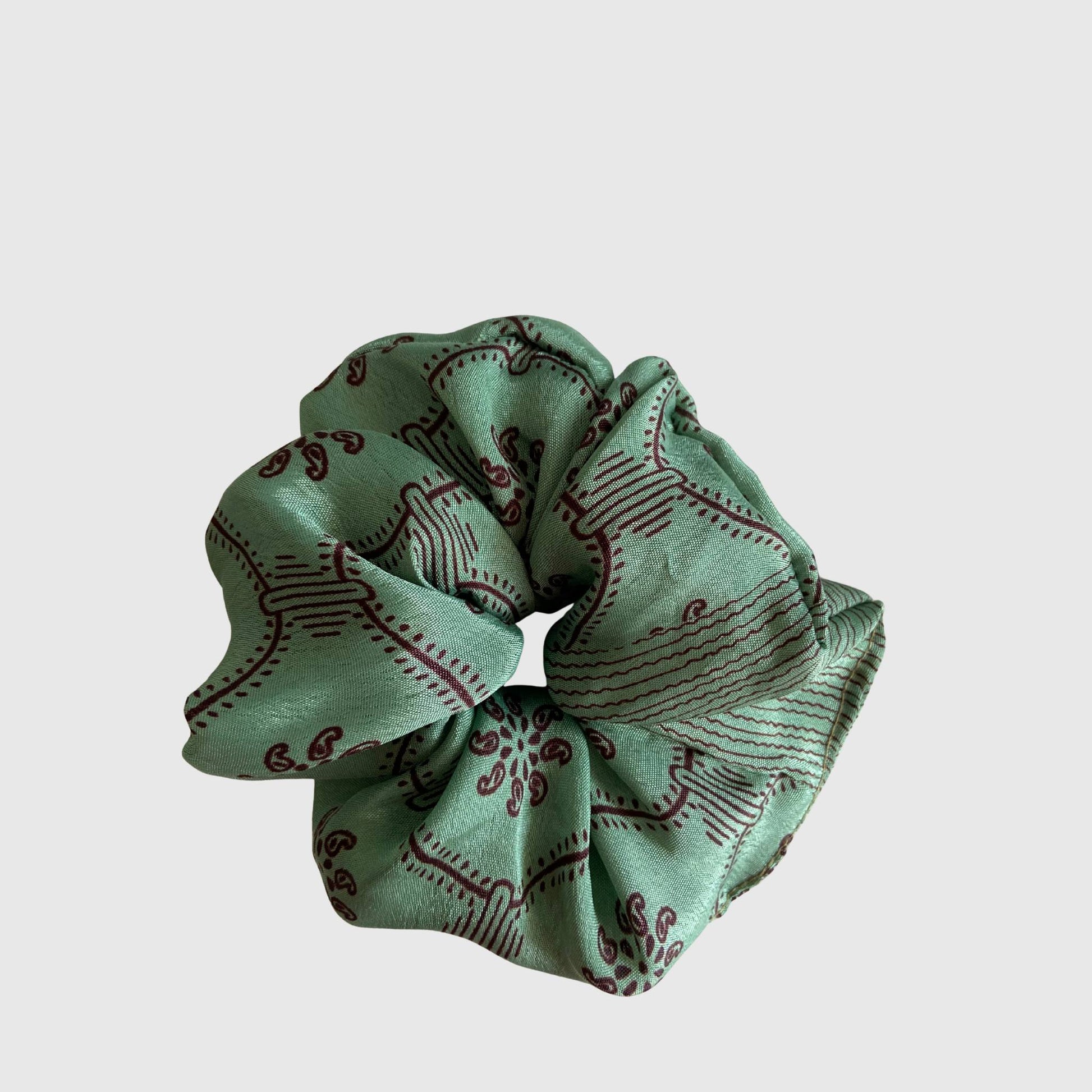 Upcycled Scrunchie #1033 aus Vintage-Sari in Grün & Grau