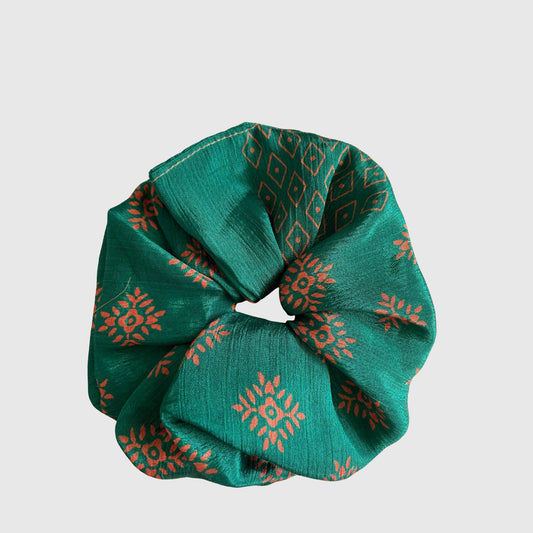 Upcycled Scrunchie #1044 aus Vintage-Sari in Grün & Schwarz