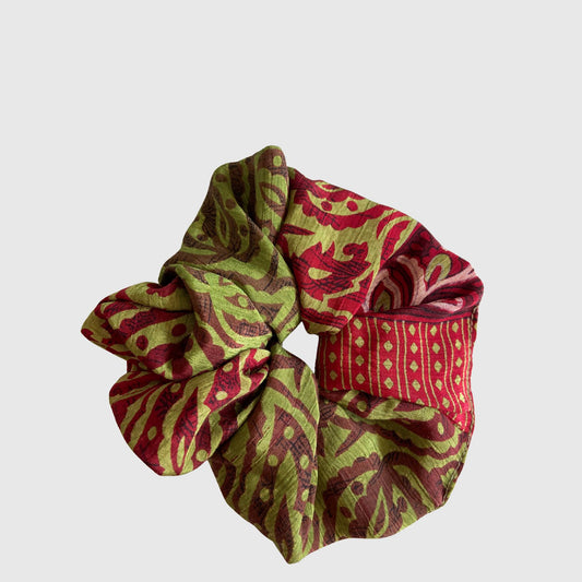 Upcycled Scrunchie #1045 aus Vintage-Sari in Rot & Braun